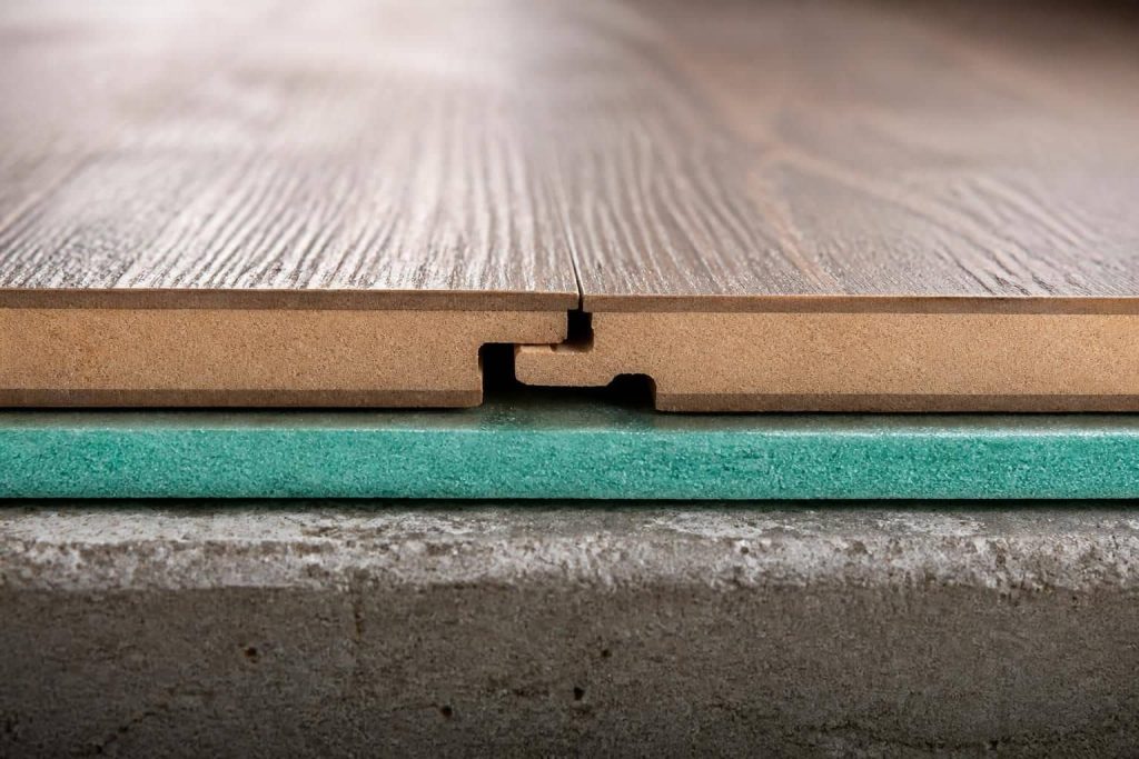 découvrez comment assurer une liaison directe efficace entre la pose flottante et l'absorption de la dilatation du parquet stratifié pour garantir sa durabilité et son esthétique.