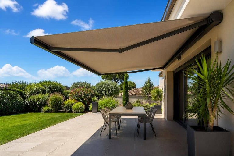 découvrez comment un store banne motorisé améliore efficacement la protection solaire de votre terrasse, alliant confort, praticité et design.