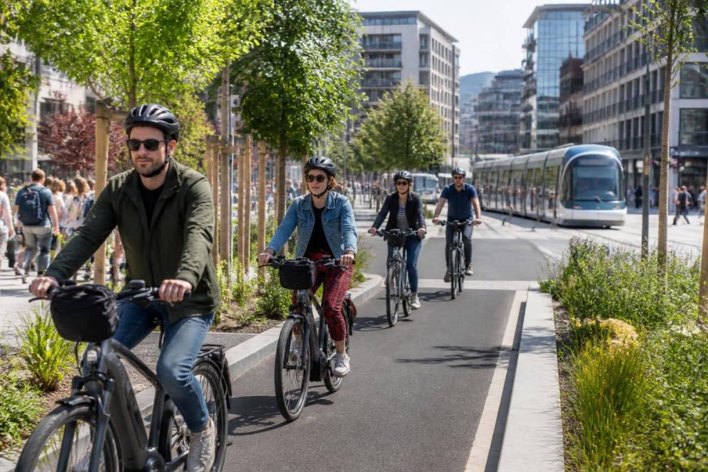 découvrez comment la dépendance à la facilitation des trajets urbains influence l'adoption et l'utilisation croissante du vélo à assistance électrique en milieu urbain.