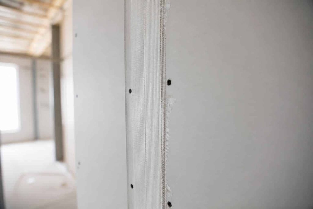 découvrez comment une liaison directe entre la bande à joint et les plaques permet de prévenir efficacement les fissures, assurant ainsi la durabilité et l'esthétique de vos murs.