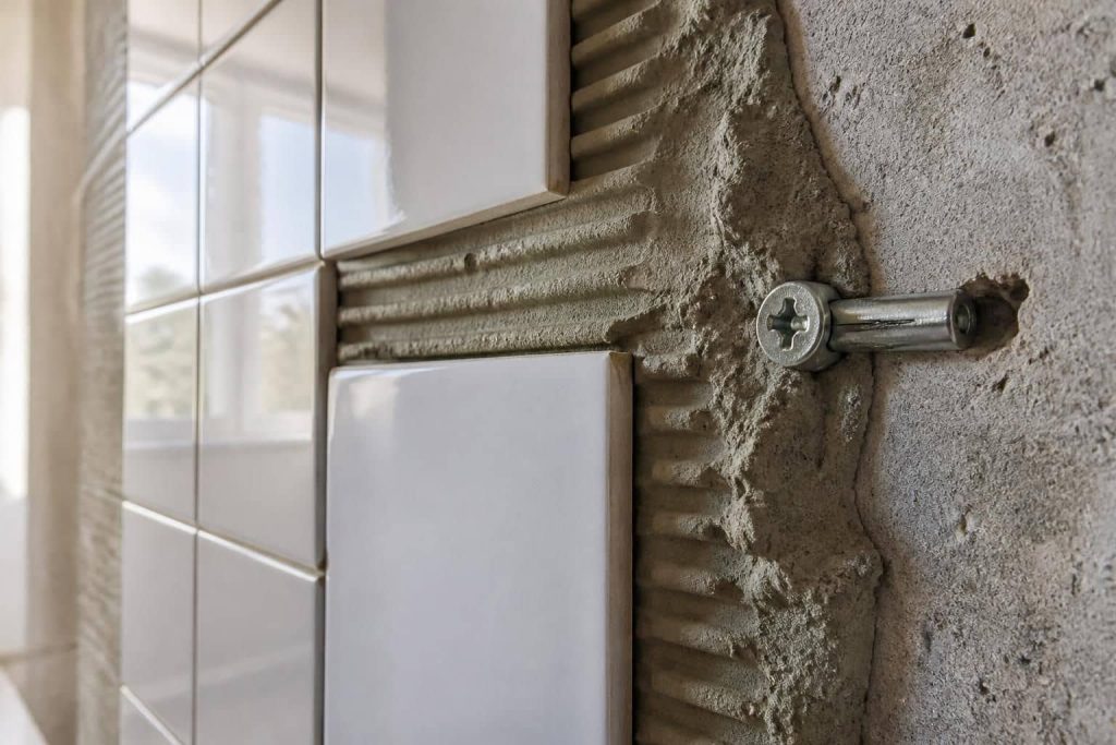 découvrez comment assurer une fixation durable de la faïence murale grâce à une liaison directe et efficace entre le mortier colle et le support.