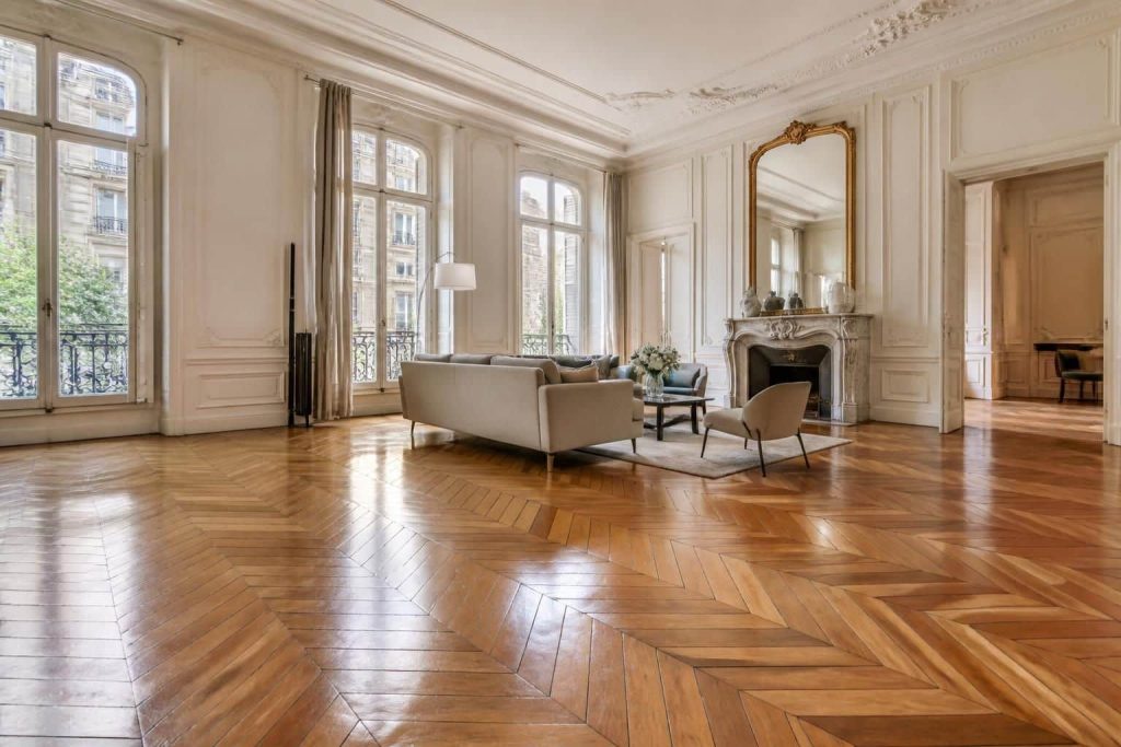 découvrez comment sublimer le charme d'un cachet haussmannien en optimisant l'installation d'un parquet à chevrons pour un intérieur élégant et raffiné.