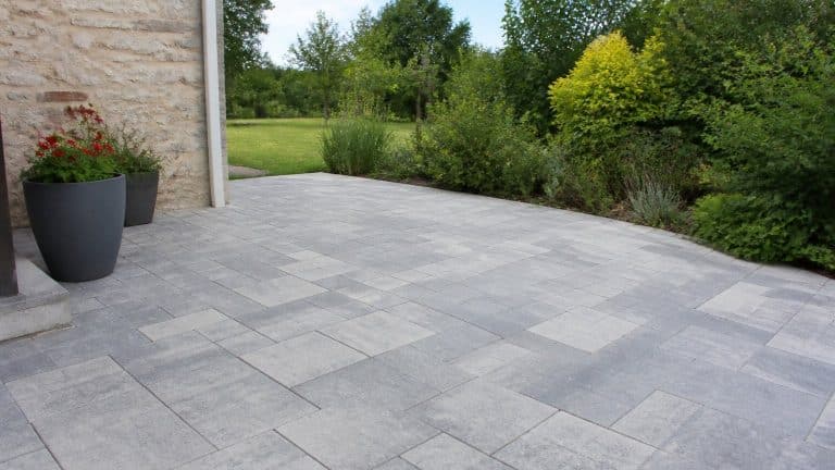 Terrasse extérieure aménagée avec des pavés béton gris