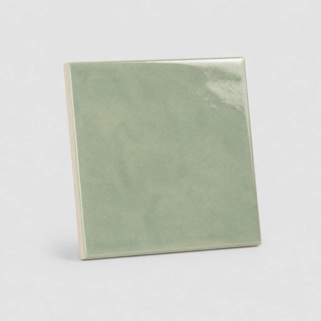 Faience rose pour salle de bain, vue de face