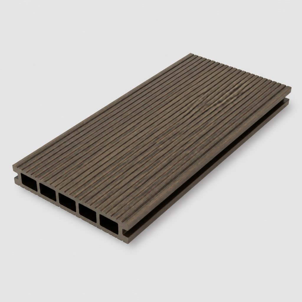 Terrasse composite sur plots, vue de face