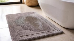 découvrez comment un tapis de bain en coton épais améliore l'absorption rapide de l'eau à la sortie du bain pour un sol plus sec et un confort optimal.