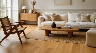 Salon avec parquet contrecollé chêne clair