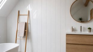 Mur de salle de bain habillé de panneaux PVC blancs