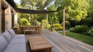 Terrasse extérieure en lames de bois exotique