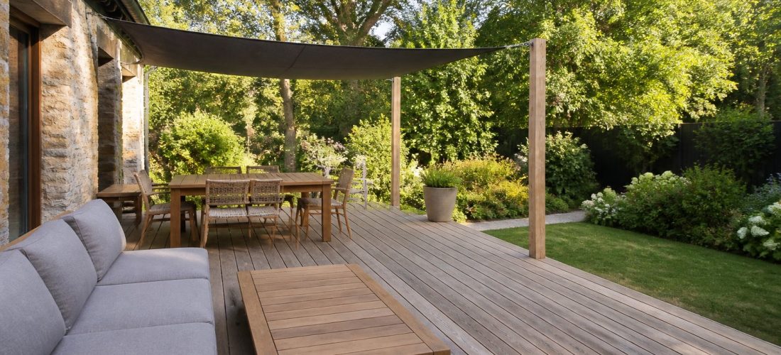 Terrasse extérieure en lames de bois exotique
